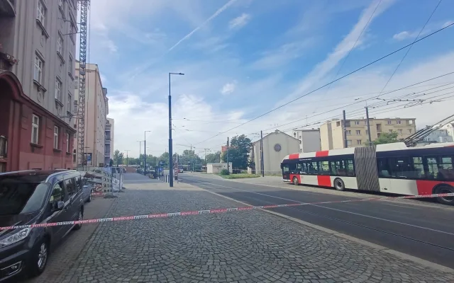 Policie ukončuje zásah na Palmovce. Muž se zbraní vyhrožoval sebevraždou