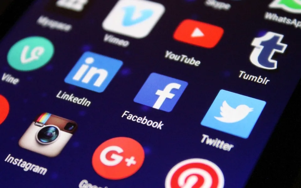 Austrálie plánuje zavést minimální věk pro používání sociálních sítí
