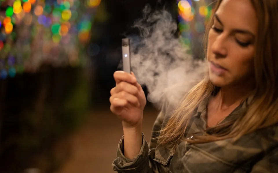 Ministerstvo zdravotnictví chystá omezení elektronických cigaret, odborníci varují před negativními dopady