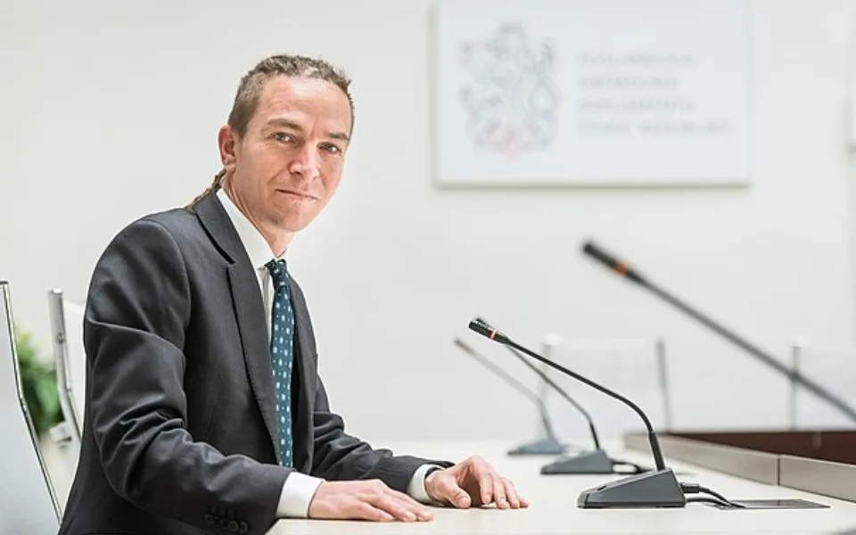 Vedení Pirátů včetně předsedy Bartoše hromadně rezignuje po volebním debaklu