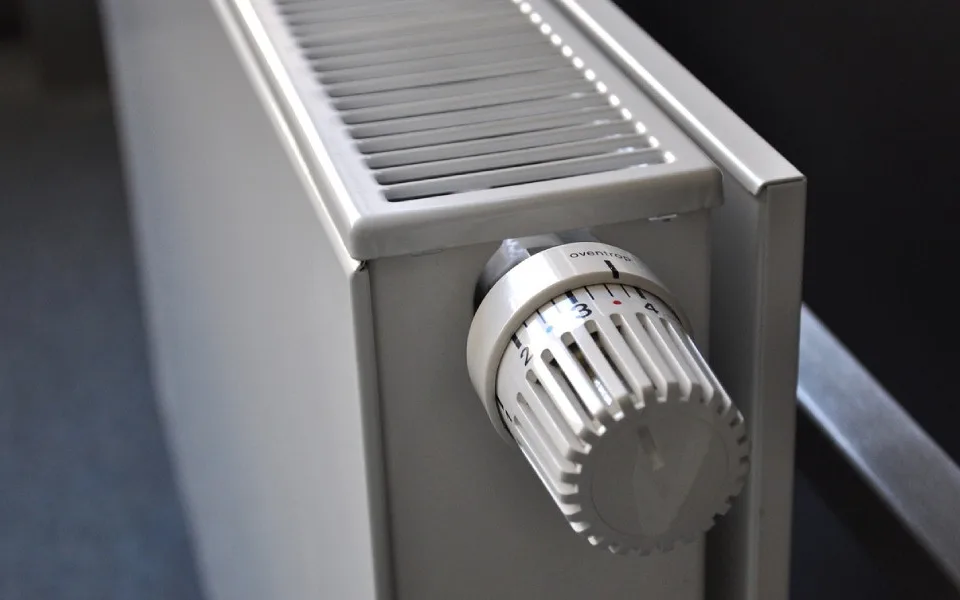 Topná sezona začala nezvykle brzy, přesto zákazníci díky klesajícím cenám energií ušetří