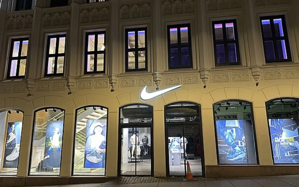 Nike na prahu změn: Nový CEO, snížené prognózy a tvrdá konkurence