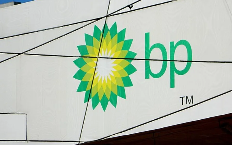 BP opouští cíl snížit produkci ropy, resetuje strategii