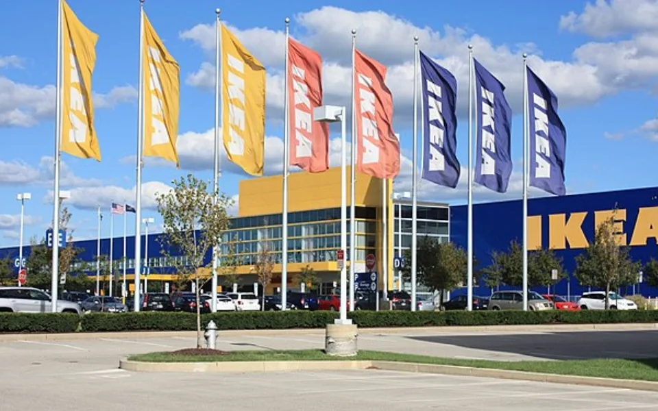 Tržby IKEA klesly o 5 % po snížení cen v důsledku slabého trhu s bydlením