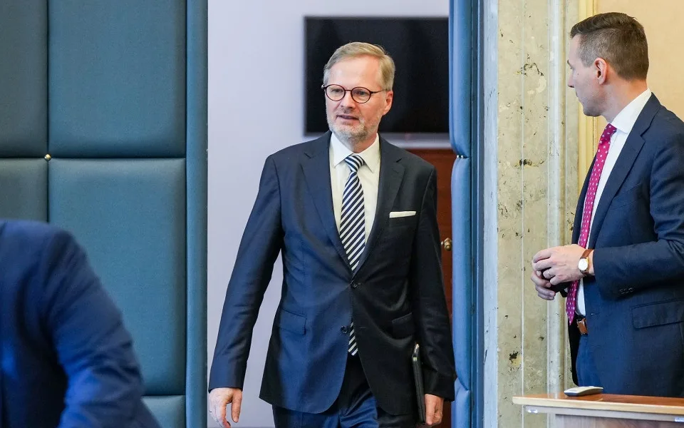 Návrh na zvýšení platů politiků v době ekonomických obtíží čelí kritice