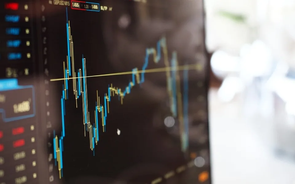 Dvě třetiny Čechů se snaží zhodnotit finance, investování roste s příjmy a vzděláním
