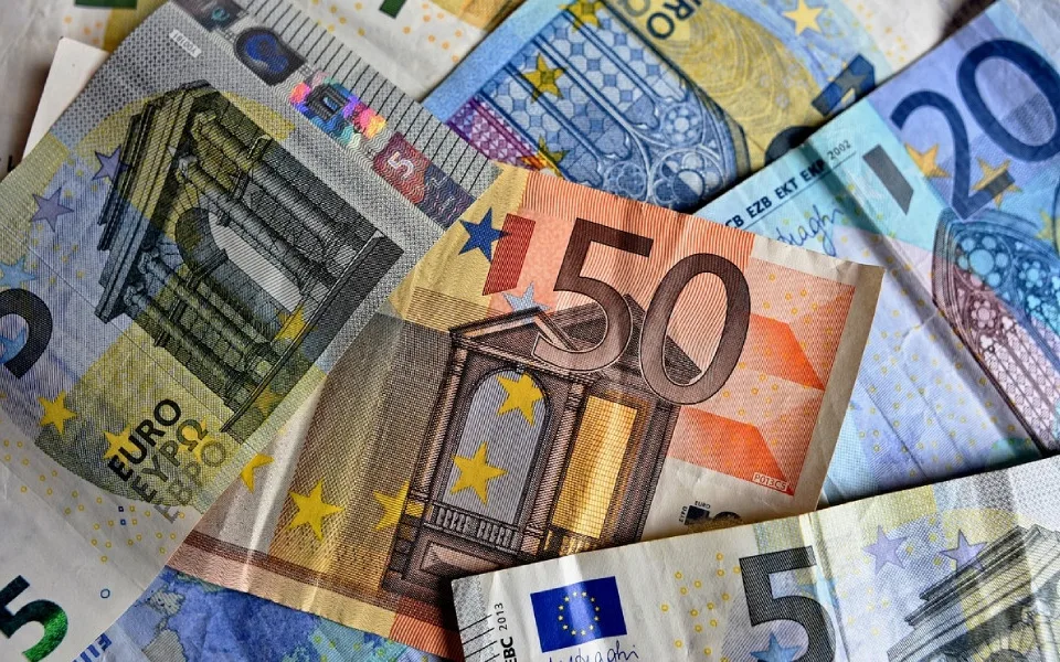 Padělání peněz se podle ČNB v roce 2024 výrazně snížilo