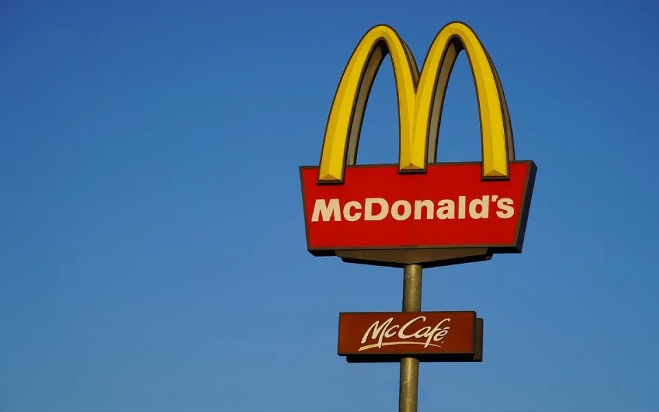 Akcie McDonald's prudce klesly po spojení čtvrtlibrových hamburgerů s fatální epidemií E. coli