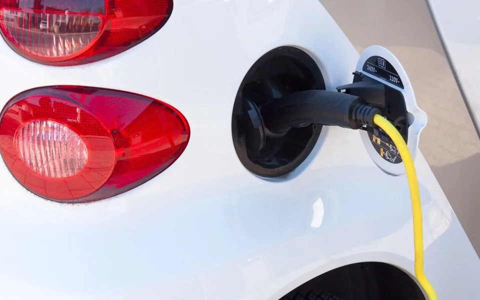 Evropská unie a Čína hledají alternativy k clům na čínské elektromobily, ale rozdíly zůstávají velké