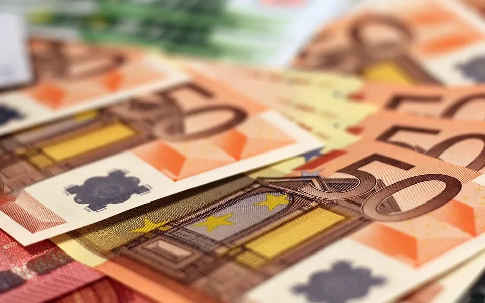 Růst ekonomiky eurozóny předčil očekávání, vyhlídky však zůstávají slabé kvůli rizikům z USA a Číny