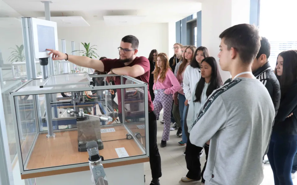 Univerzita ukáže veřejnosti nové roboty, třeba ten, který zastřihává vinice. Chybět nebude ani robopes SPOT