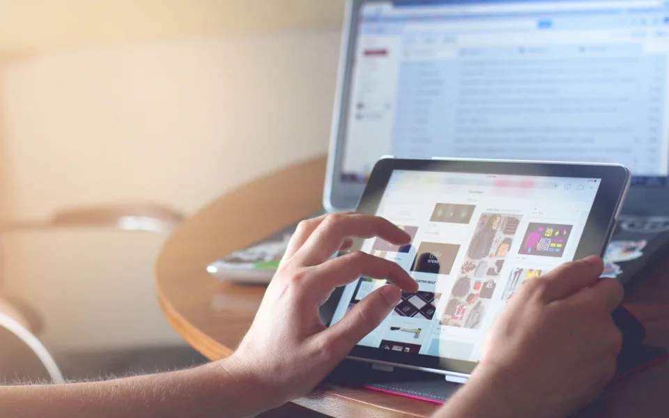 Téměř 90 % obyvatel Česka starších 16 let používá internet, nejčastěji k bankovnictví, sledování videí a online nakupování