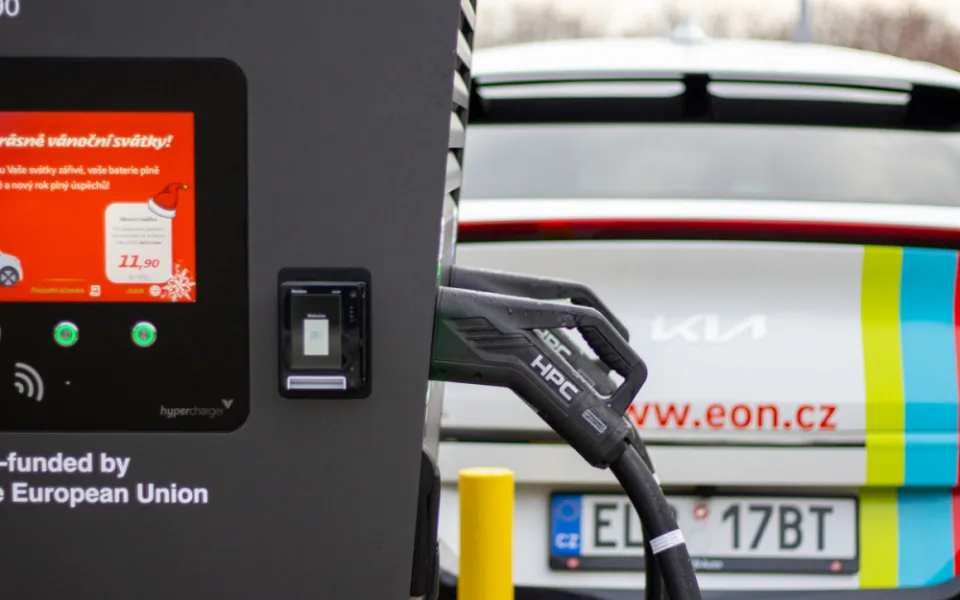 Majitelé elektromobilů nově nabijí své vozy v OC Futurum do několika minut