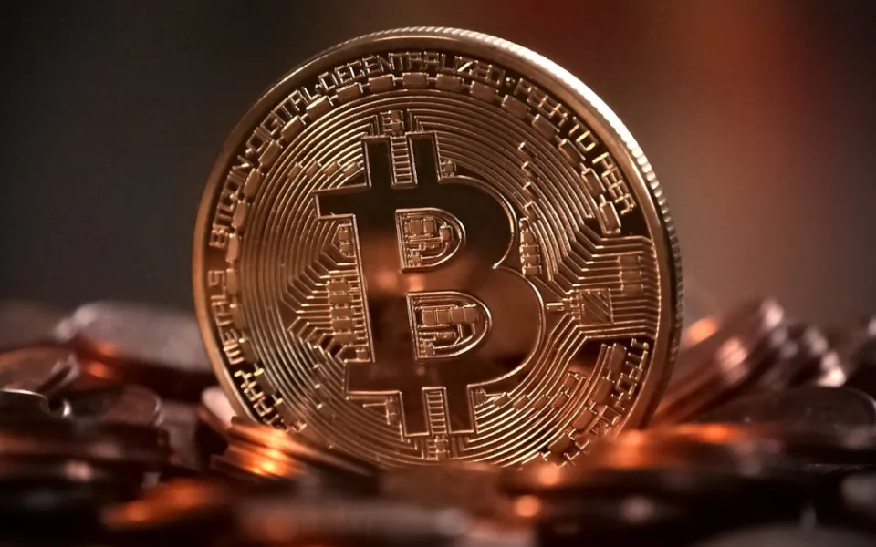 Bitcoin překonal psychologickou hranici 100 tisíc dolarů. Co tomu předcházelo?