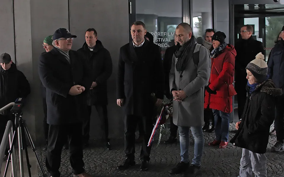 Emoce kvůli kšiltovce. Rektor uctil památku obětí střelce v pokrývce hlavy s logem zbrojařské firmy