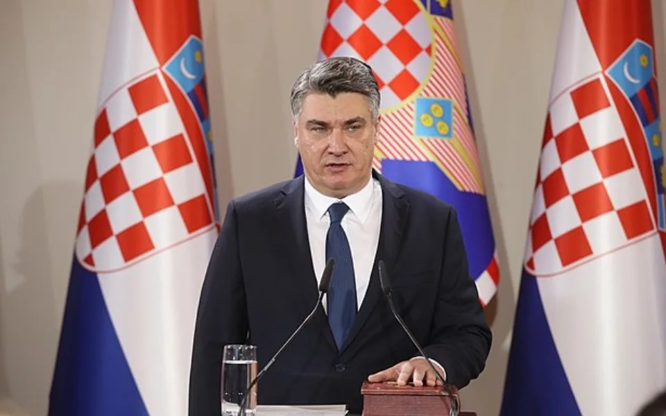 Chorvatské prezidentské volby: Milanović a Primorac postupují do druhého kola