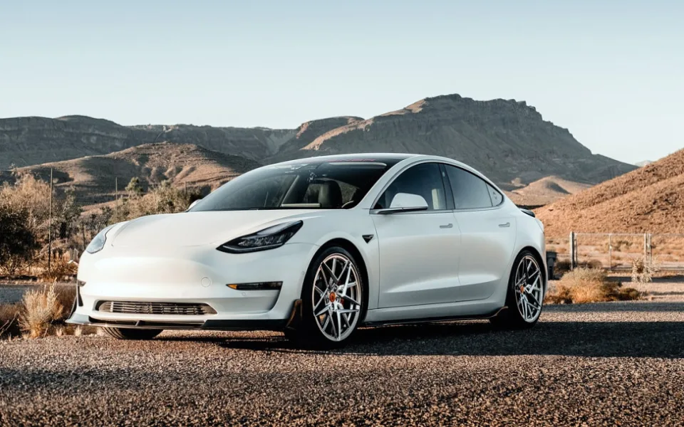 Tesla zažívá první pokles prodejů od roku 2011