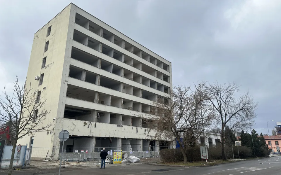 Bývalá budova společnosti Čevak jde k zemi, nahradí ji nový Lidl. V okolí vyroste nová bytová čtvrť