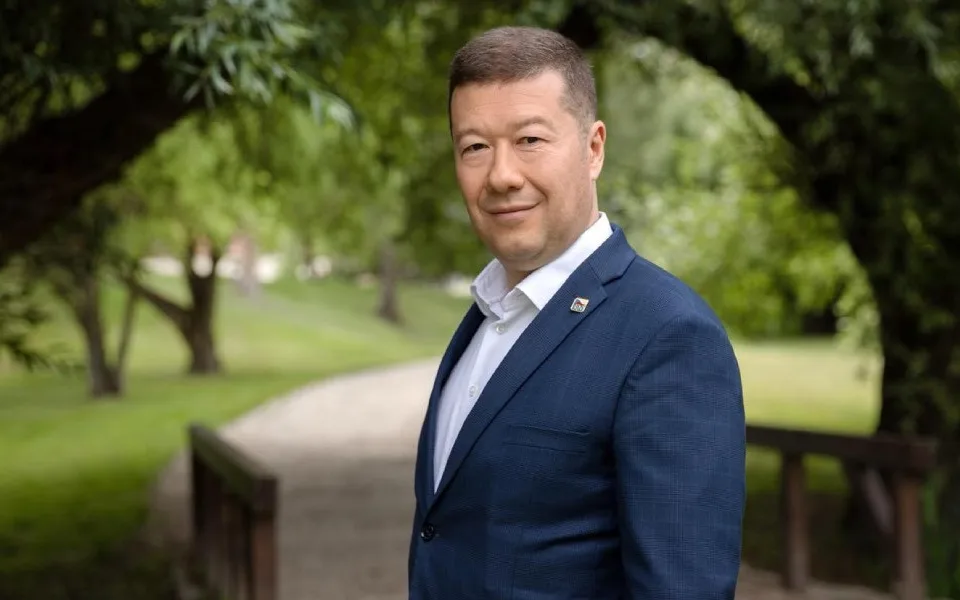 KOMENTÁŘ: Okamura zahnán do kouta, trestní stíhání je jeho poslední nadějí
