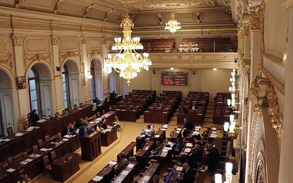 Poslanci schválili zvýšení platů politiků o 7 %, opozice s návrhem na zmrazení platů politiků neuspěla