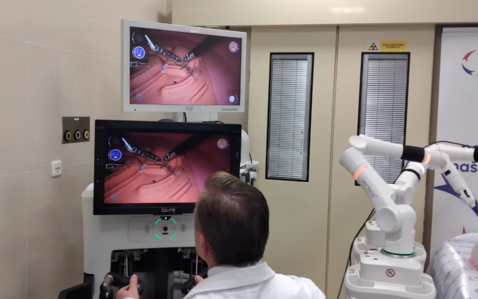 V brněnské nemocnici už rok pomáhá lékařům robot. Operoval už přes stovku lidí