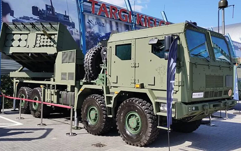 Polsko posiluje své dělostřelecké kapacity: Nové raketomety HOMAR-K dorazily do země