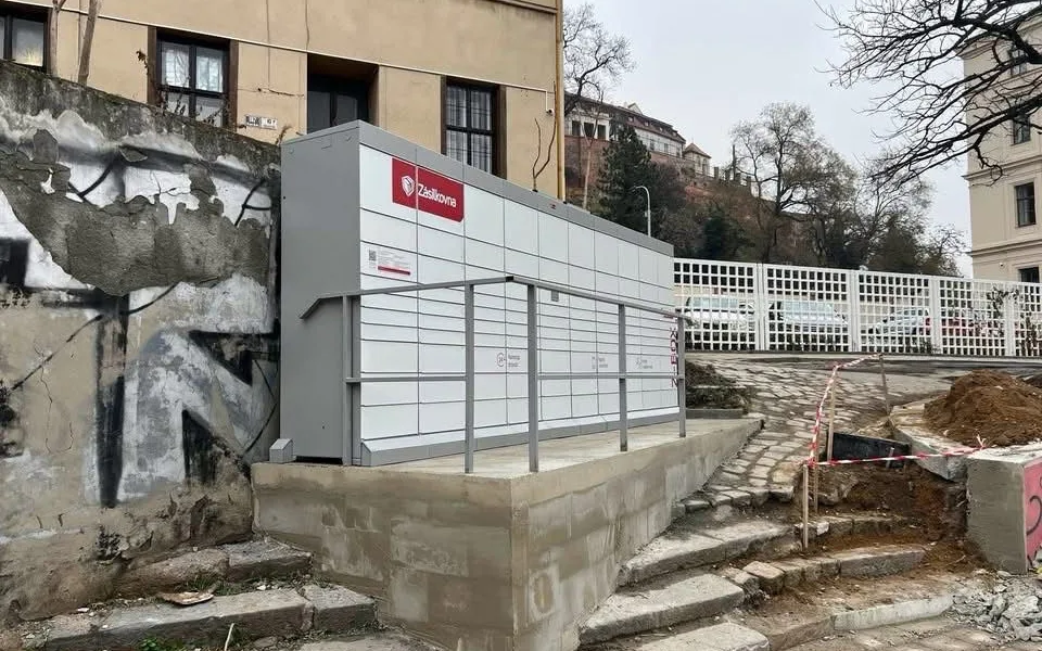 Centrum Brna trápí množství reklam a výdejních boxů. Ve hře je úprava vyhlášky, která umožní regulaci
