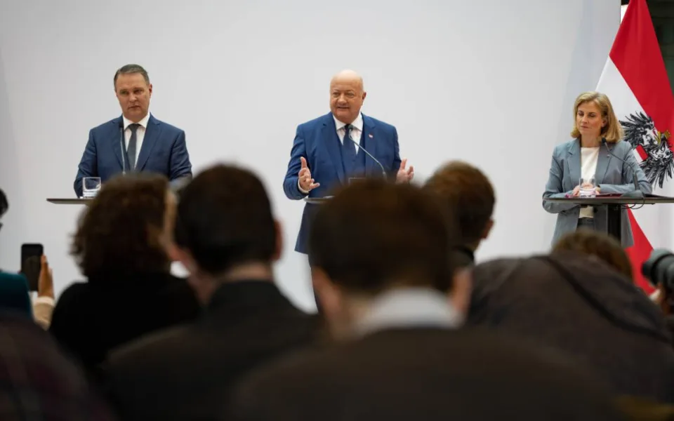 Rakousko má novou vládu: Centristé vytlačili krajní pravici