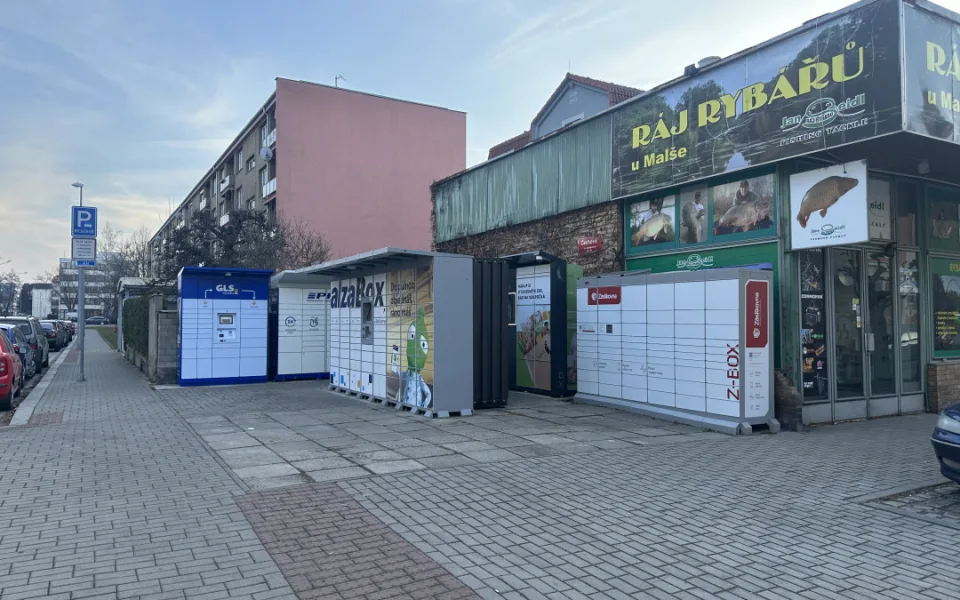Dobrý sluha nebo zlý pán? Výdejní boxy usnadňují život i komplikují dopravu