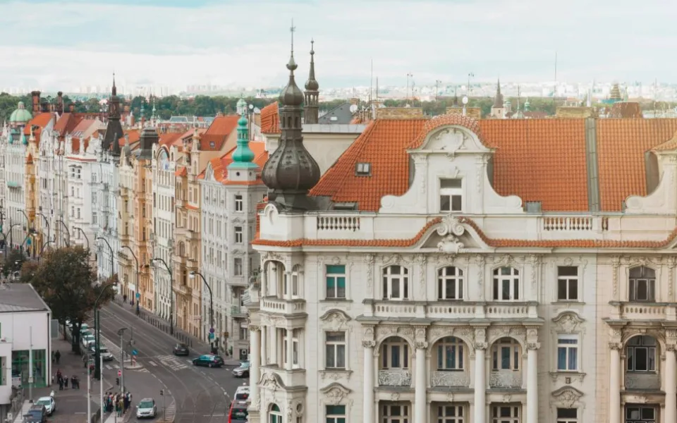 KOMENTÁŘ: Více stavět, méně omezovat. Regulace sdíleného ubytování bydlení nezlevní