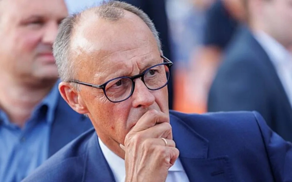 „Musíme se bránit vším, co máme k dispozici,“ řekl Merz k rozhodnutí uvolnit miliardy eur na obranu