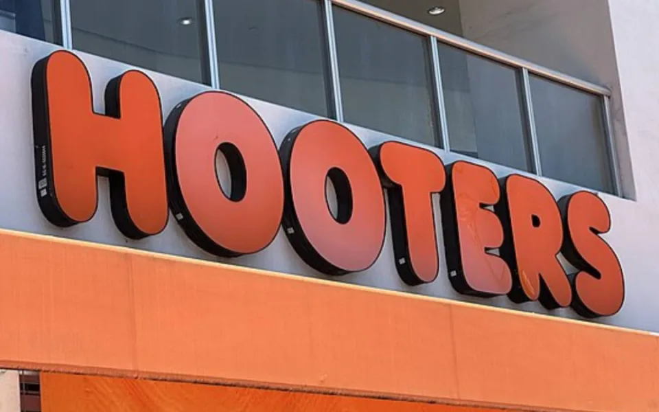 Hooters v bankrotu: Nový start pro ikonickou značku?
