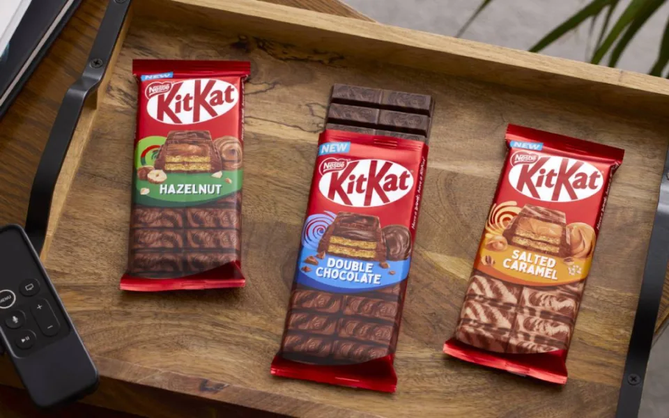 Značka KitKat si letos připomíná 90 let od svého vzniku. K výročí uvádí na trh novou variantu své typické tabulkové čokolády