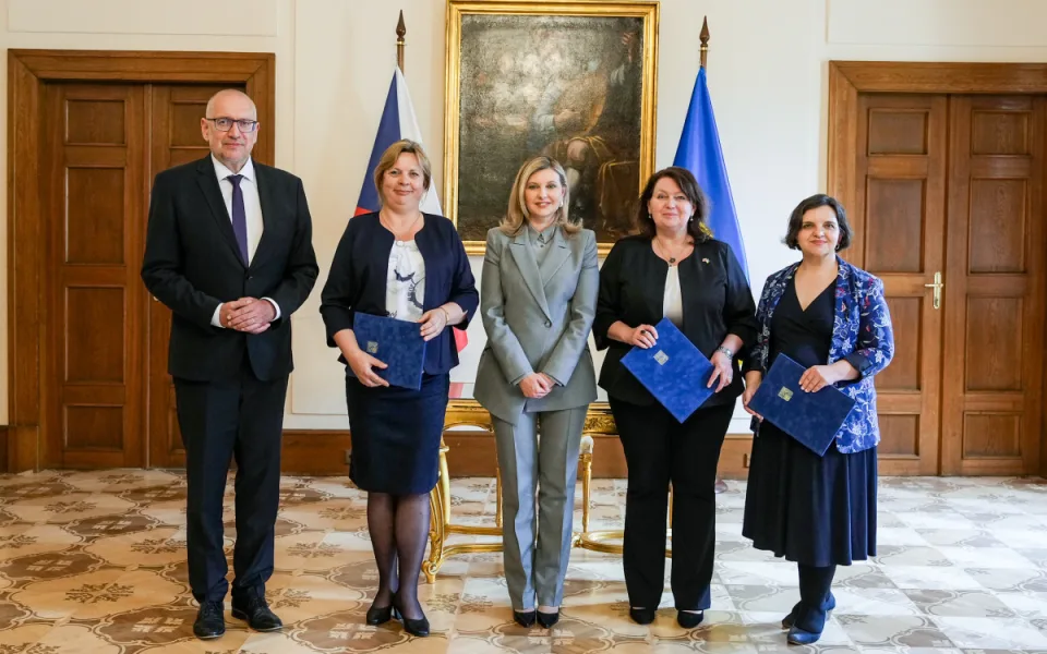Filozofická fakulta UK bude spolupracovat s Ukrajinou, mimo jiné i v boji proti dezinformacím