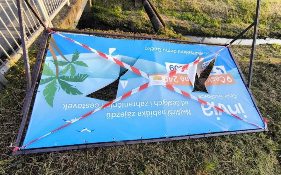 Falešná exekuce nezabrala. Šaráda s nelegální reklamou pokračuje
