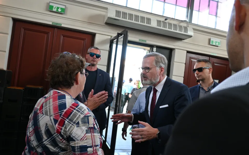 Vlastizrádce, hanba, skandovali odpůrci Petra Fialy. Debatu v Plzni zahalila pachuť nenávisti
