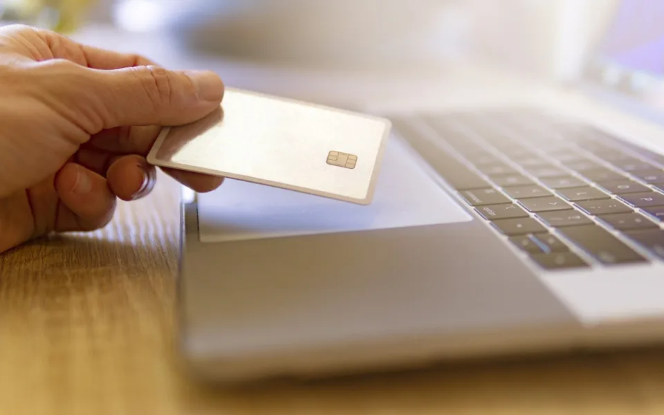 Maloobchod v červnu 2025: Růst tržeb táhly pohonné hmoty a e-shopy