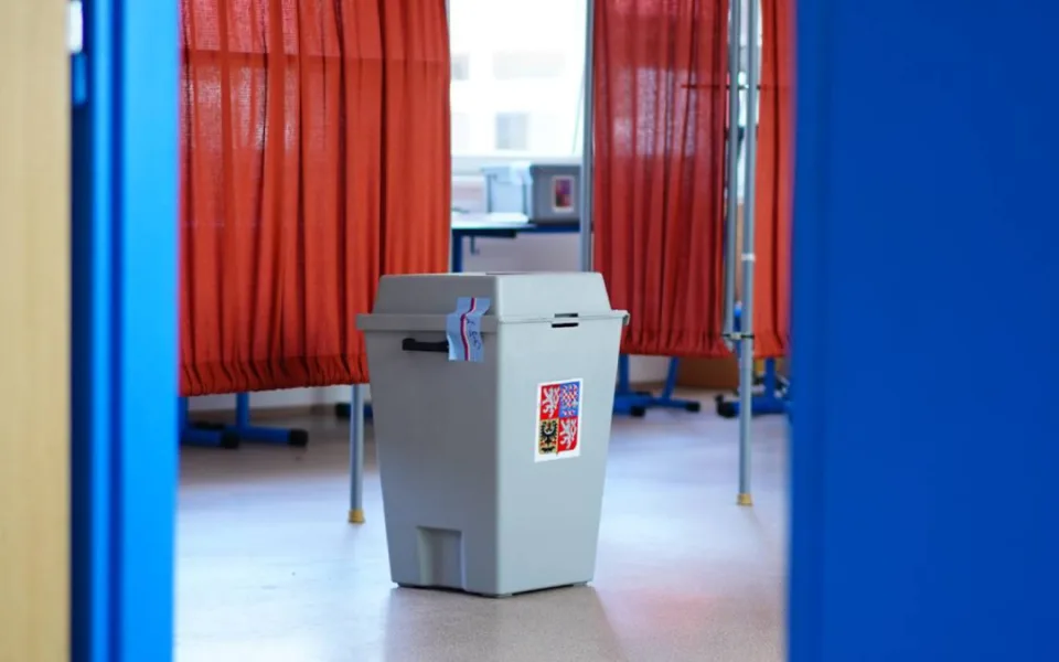 Poloviční zájem o volby ze zahraničí, přihlásilo se jen 27500 voličů