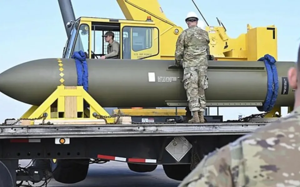 USA vyvíjejí novou průraznou bombu proti hluboko ukrytým cílům