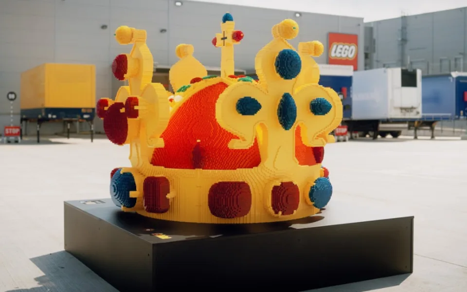 LEGO slaví 25 let v ČR: Svatováclavská koruna ze 128 333 kostek v Praze