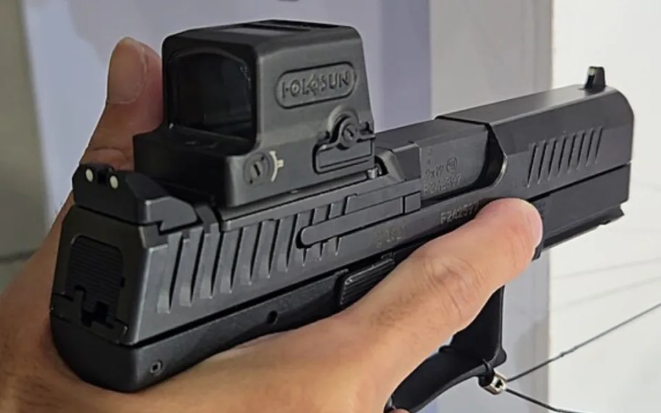 Německý voják s českou pistolí? Česká zbrojovka míří k Bundeswehru