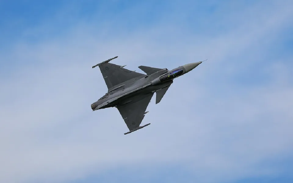 Gripeny na silnicích a tři jednání: Ukrajina kreslí nové nebe