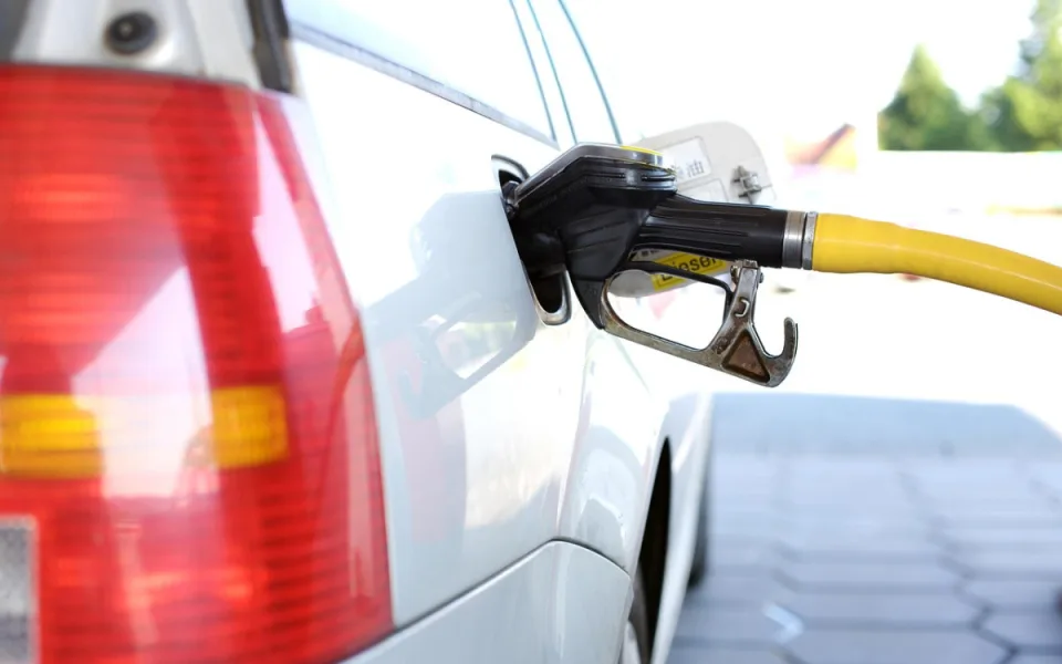 Maloobchod v září vzrostl o 2,6 %, růst táhly pohonné hmoty