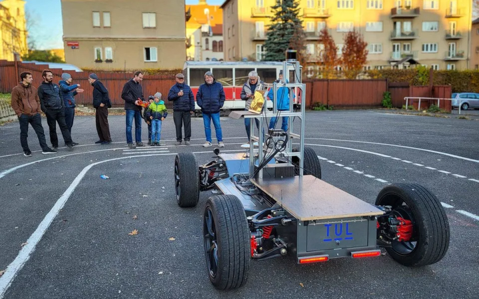 Robotické vozítko z univerzity na dnech AI zaujalo, chtějí ho firmy i města