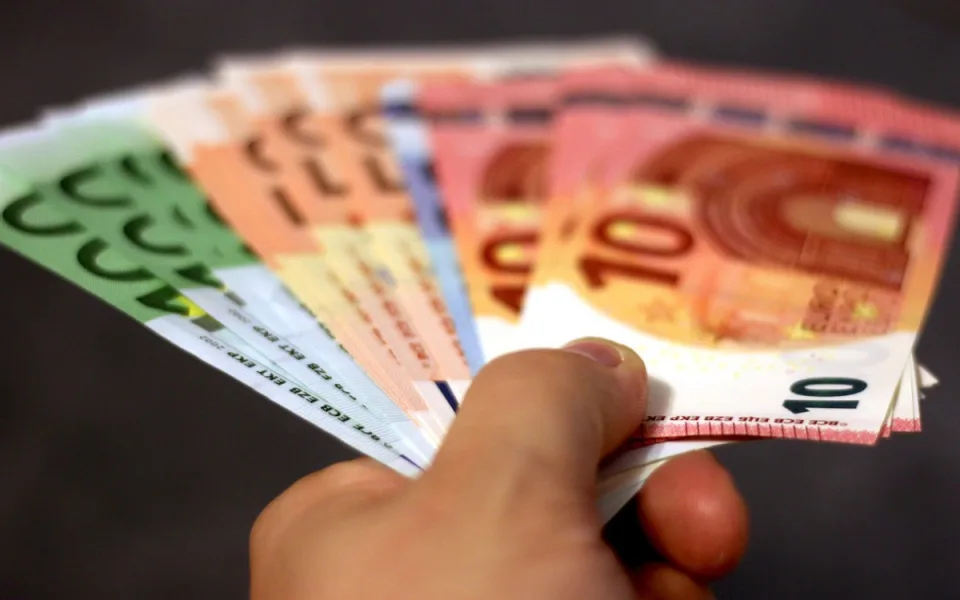 Koruna na letošním maximu. Euro oslabuje k 24,12 Kč