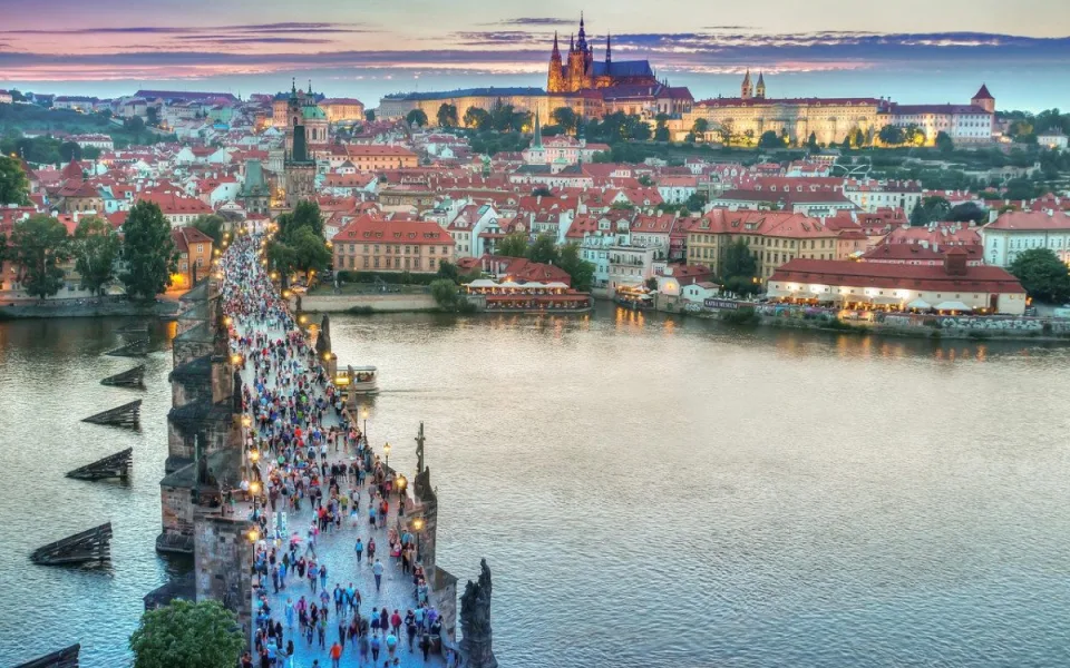 Boom asijských investic mění střední Evropu, ČR těží z logistiky a turismu