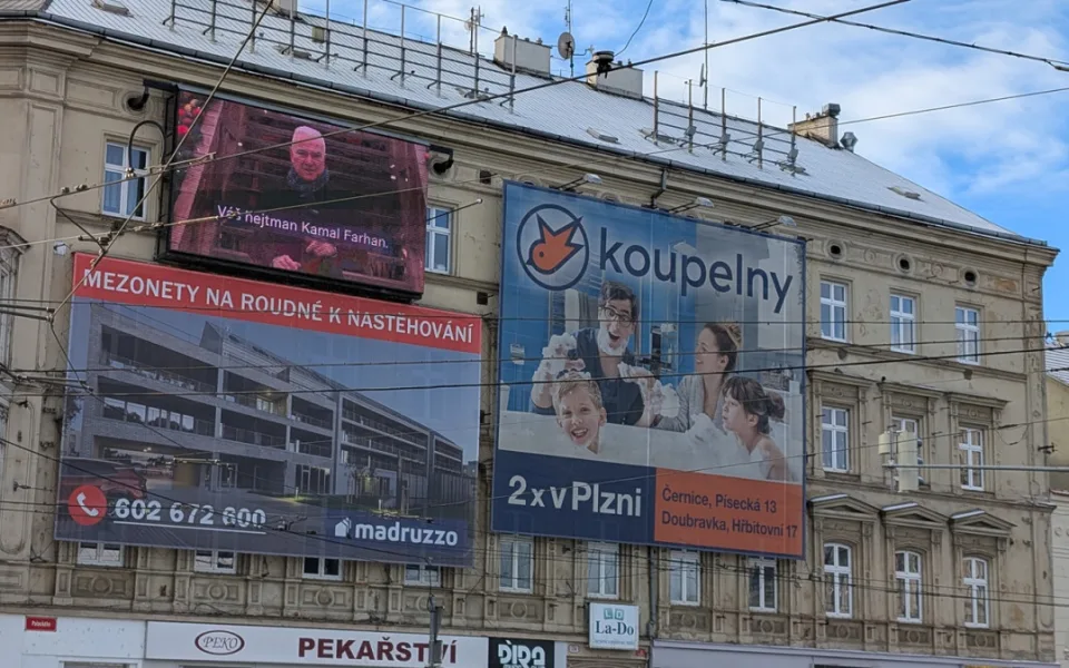 Město omezuje reklamní smog. Zmizí obří plachty i zářivé obrazovky