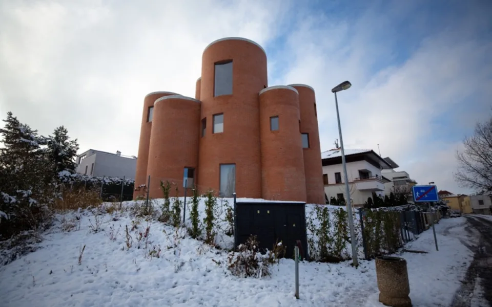 Veřejné WC a centrum podpory Ukrajiny. Okamurova vila je opět terčem, teď na mapě