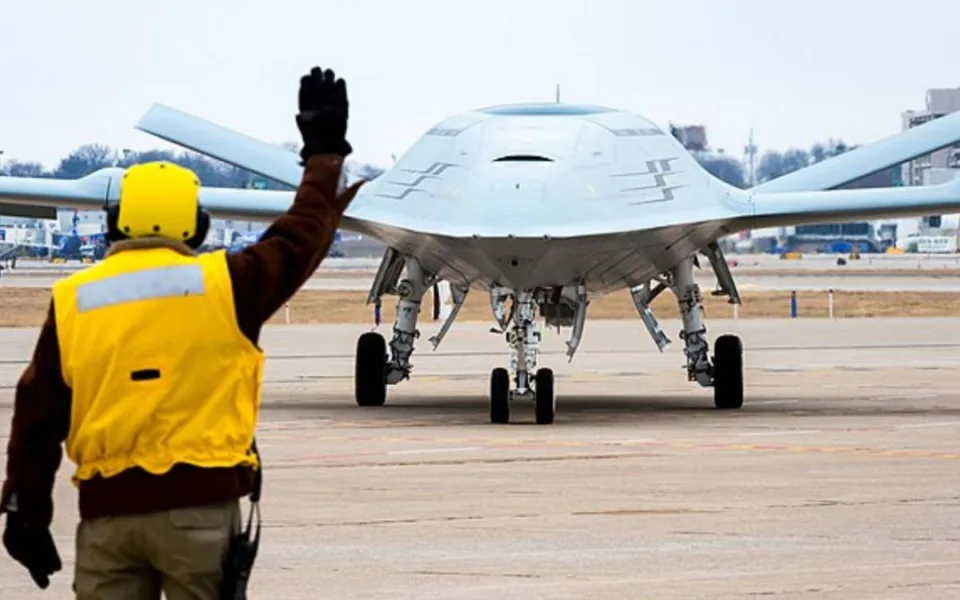 Když taxuje dron — MQ‑25A zkouší nahradit člověka na palubě