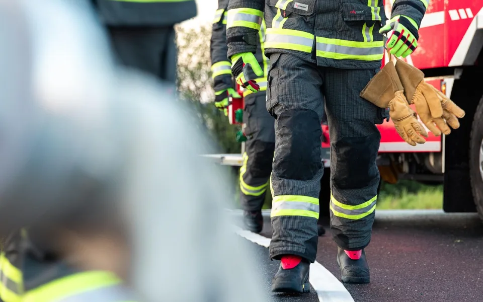 Stát přidá policii i hasičům, nástupní plat má být 50 tisíc